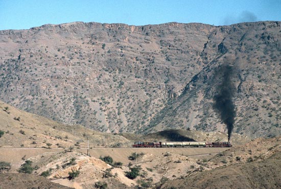 Le train de la Khyber Pass perdu dans les montagnes du Pakistan...