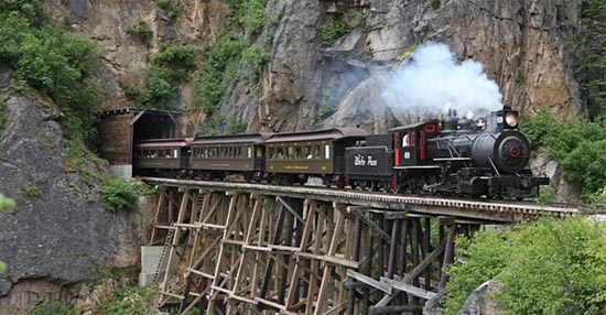 Vieille locomotive à vapeur en service sur le White Pass & Yukon Route