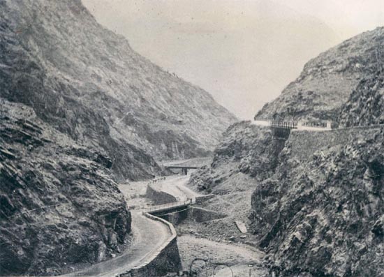 Vu étroite de la Khyber Pass dans les années 1920...