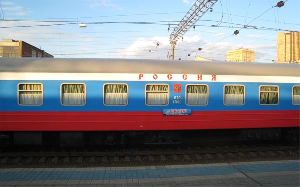 Les voitures aux couleurs de la Russie du train Rossiya, le Transsibérien